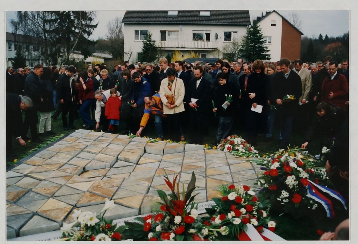 Ein Foto aus vergangenen Tagen - Gedenkfeier am Mahnmal am Appellplatz des ehemaligen Konzentrationslagers Niederhagen in Wewelsburg